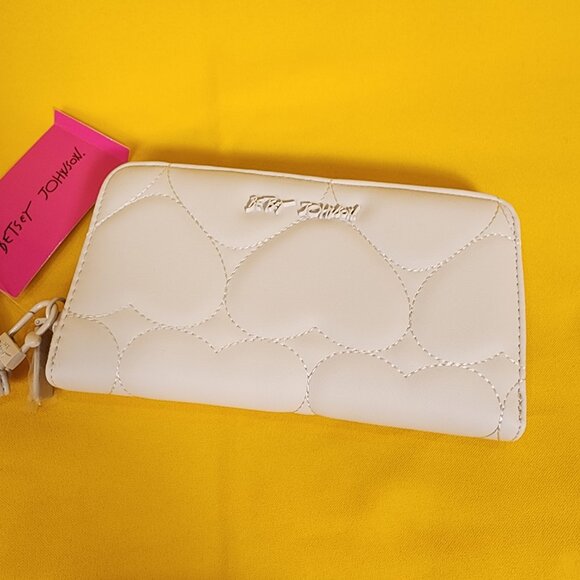 Betsey Johnson White Quilted Heart Love Wallet Wristlet Zip Around NEW - Picture 7 of 12